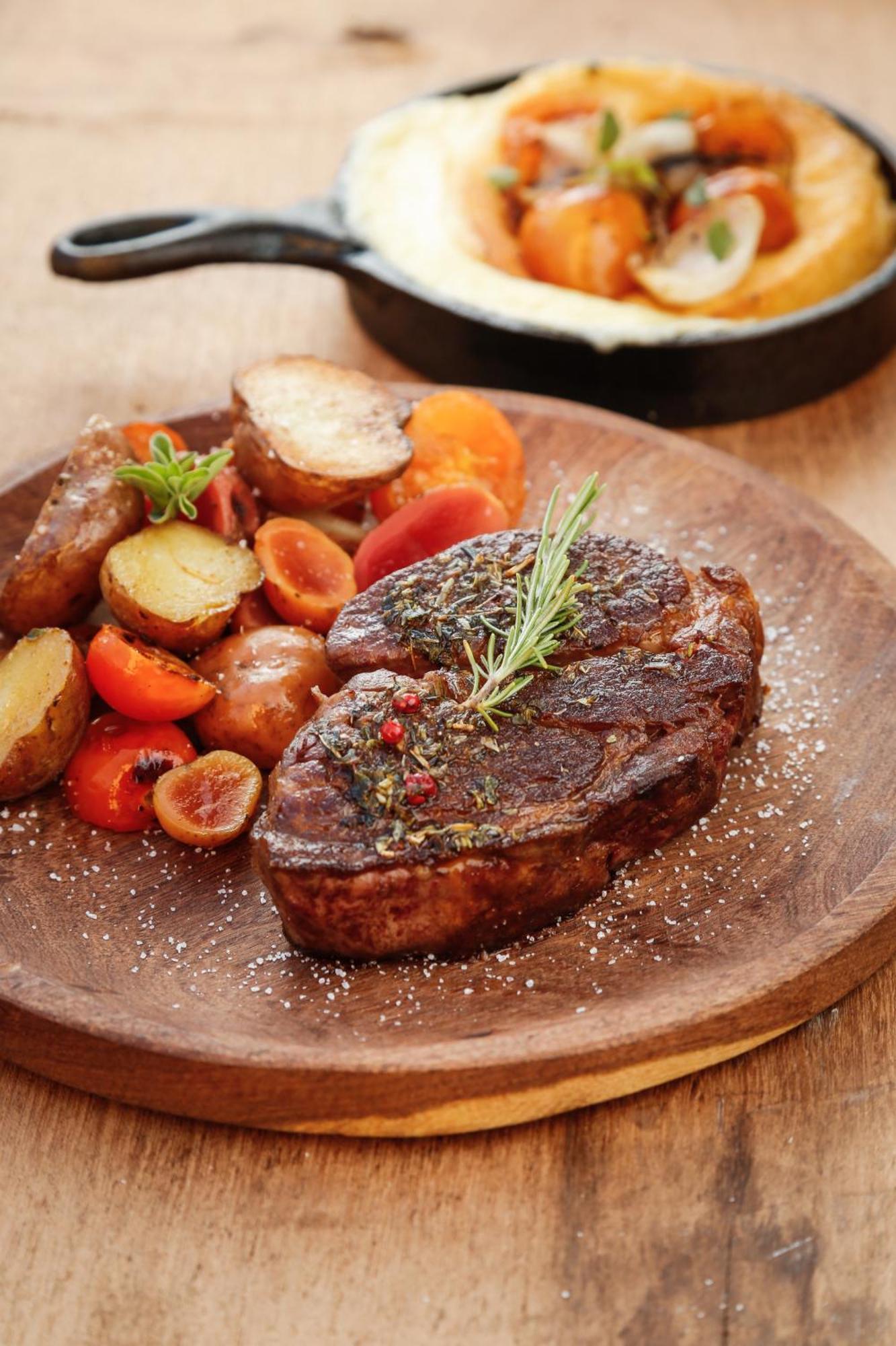 Hotel Grace Cafayate Exterior foto A steak with vegetables